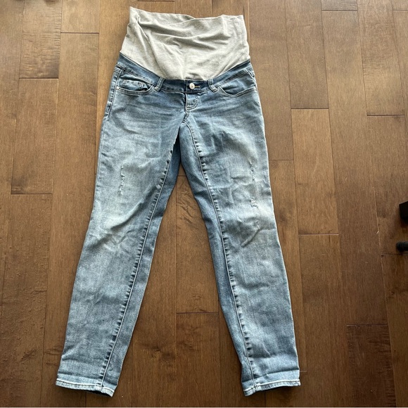 ✨2/$30✨ Thyme Girlfriend Fit Maternity Jeans - Picture 2 of 7